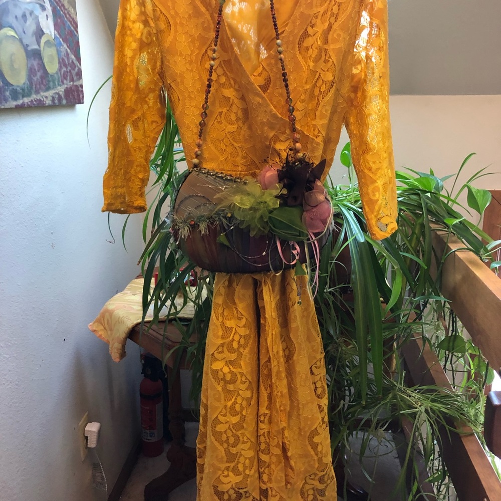 Size Large STUNNING YELLOW/GOLD LACE DRESS NWOT - Picture 3 of 5